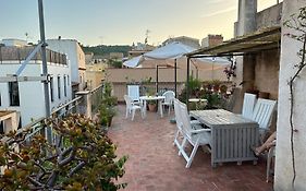 NOTARIA-Apartamento y Estudio en casco antiguo, al lado de playa, Rambla y Monasterio, con acceso a terraza ajardinada